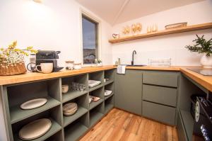 a kitchen with green cabinets and a sink at Departamento San Enrique in Valparaíso