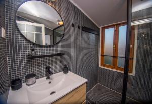a bathroom with a sink and a mirror at Departamento San Enrique in Valparaíso