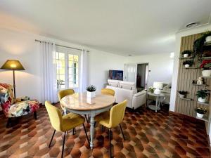 a living room with a table and chairs at Petit gîte du nouguès in Garrey