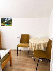 a room with a table and two chairs at Guest House Ulnika in Vusanje