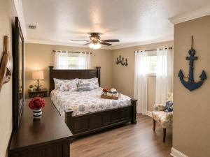 a bedroom with a bed and a ceiling fan at Tropical Oasis 10th in Bradenton