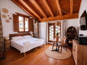 a bedroom with a bed and a table in a room at Ca' Bastiàn in Sacco