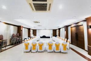 a conference room with a large table and chairs at Sarita Chalet & Spa Jomtien beach Pattaya in Jomtien Beach +88 photos