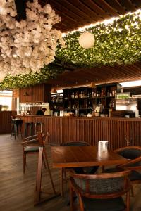 a restaurant with a table and chairs and a bar at Hotel Villa Bernal in Bernal