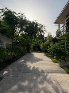 a tree lined street with a building and trees at Villas La Vista in Tuxpan de Rodríguez Cano