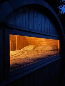 a bed in a building with a light in it at Barrel de Verreblik in Pieterburen