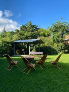 a group of chairs and a table in the grass at cabañas de Apaneca in Apaneca