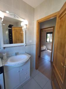 a bathroom with a sink and a mirror at O LAR DO SIL - Ribeira Sacra in Villar de Cerreda