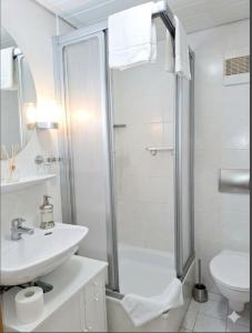 a white bathroom with a sink and a shower at Pension Rose-Monteurzimmer & Ferienzimmer - Bodensee-Selbstversorger mit Küchen, Parken & Kaffee & Wlan frei in Ravensburg +26 photos