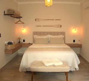 a bedroom with a large bed with two towels on a bench at Angatu Chalés in Serra Negra +91 photos