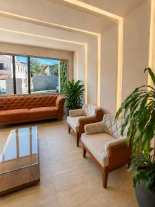 a living room with couches and a large window at Hotel Elevare Niteroi in Niterói