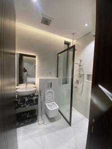 a bathroom with a toilet and a sink at الضاحية 