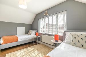 a bedroom with a bed and a window at 5 Bed in Bodham oc-2204 in Bodham