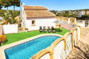 a swimming pool in the yard of a house at Villa Nispero in El Tosalet