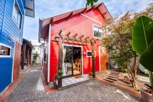an exterior view of a red building at Morada dos Butiás in Imbituba