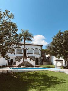 a house with a swimming pool in front of it at aromasdelpandeazucar in Unquillo