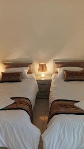 two beds sitting next to each other in a room at انوار عمان - Anwar Amman Hotel in Amman +18 photos