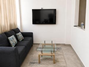 a living room with a couch and a coffee table at Suite privada con alberca - Cama Queen in El Centenario