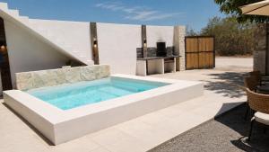 a swimming pool in the middle of a patio at Suite privada con alberca - Cama Queen in El Centenario