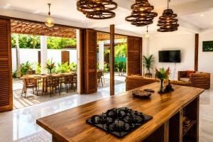 an open living room with a table and a dining room at Casa La Rayanna in Palomino