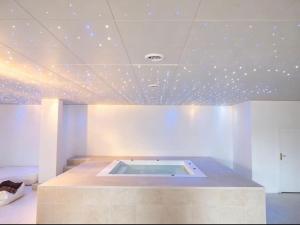 a room with a bath tub in the ceiling at La Locanda Del Carrubo in Mattinata
