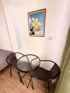 a glass table and two chairs in a room at Chaikoni Lodge in Pucallpa +58 photos