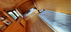 an overhead view of a bed in a tiny house at Une roulotte dans les vignes Ancenis in Vallons-de-l'Erdre