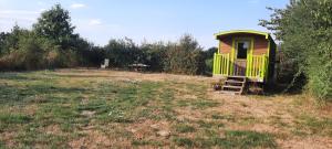 a small house in the middle of a field at Une roulotte dans les vignes Ancenis in Vallons-de-l'Erdre