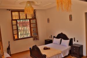 a bedroom with a bed and a window at Dar TOUFTEN in Agouni