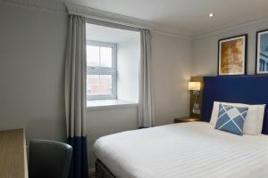 a hotel room with a bed and a window at Four Points Flex by Sheraton Nottingham in Nottingham