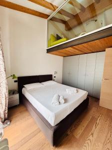 a bedroom with a large bed with white sheets at Lazise Suite in Lazise