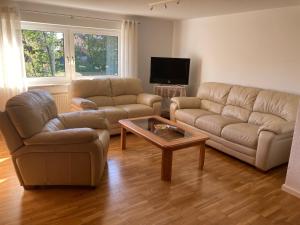 a living room with two couches and a coffee table at Ferienwohnung Loni in Kulmbach