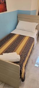 two beds sitting next to each other in a room at Parenti B&B in Rome