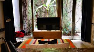 a bedroom with a tv and a bed in a room at Hotel Bo in San Cristóbal de Las Casas