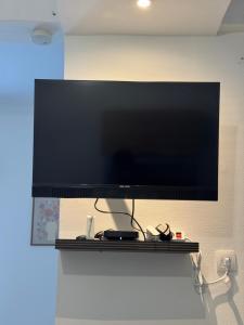 a flat screen tv hanging on a wall at Le Nid Malouin in Saint Malo