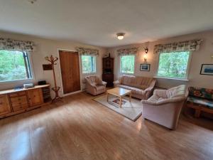 ein Wohnzimmer mit Sofa und Tisch in der Unterkunft Utkiken in Eckerö