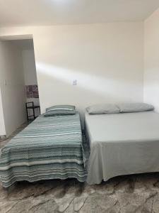 two beds sitting next to each other in a bedroom at FRAN's - HOSPEDAGENS in Lagoa Santa