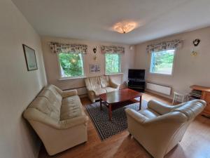 ein Wohnzimmer mit Sofas und einem Tisch in der Unterkunft Utkiken in Eckerö
