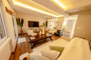 a living room with a couch and a table at Pousada Boutique Villa Valley in Praia do Rosa
