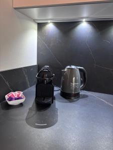 a tea kettle sitting on top of a counter at Lazise Suite in Lazise