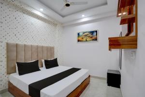 a bedroom with a bed in a room at Hotel O Rooftop Inn in New Delhi