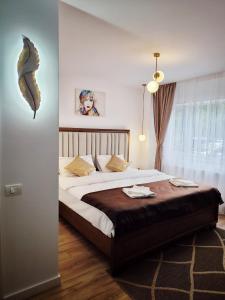 a bedroom with a large bed in a room at Verso Studio in Curtea de Argeş