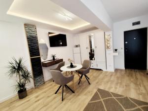 a living room with a table and chairs at Verso Studio in Curtea de Argeş