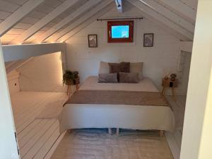 a bedroom with a large bed in a attic at Au P'ti Chalet in Souvans