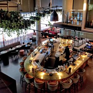 an overhead view of a restaurant with tables and chairs at Hôtel Escad Quartier DIX30 in Brossard