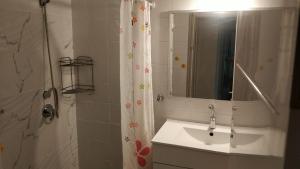 a bathroom with a sink and a shower curtain at דירת 80 מ"ר למשפחה או זוג in Qiryat Bialik