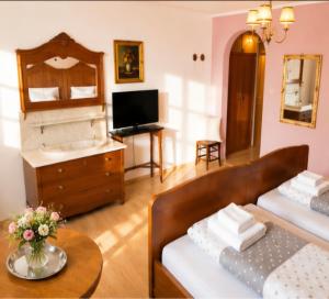 a living room with two beds and a television at Pension Rose-Monteurzimmer & Ferienzimmer - Bodensee-Selbstversorger mit Küchen, Parken & Kaffee & Wlan frei in Ravensburg