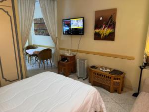 a hotel room with a bed and a television on the wall at Appartement Wassim - Gueliz in Marrakesh