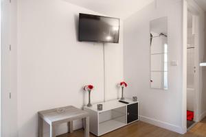 トゥールーズにあるNouvel Oasis Toulouse Saint Cyprienの白い部屋(テーブル、壁掛けテレビ付)