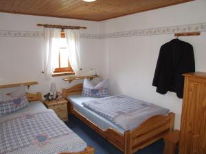 a bedroom with two twin beds and a window at Ferienwohnung Hockert in Waltersdorf
